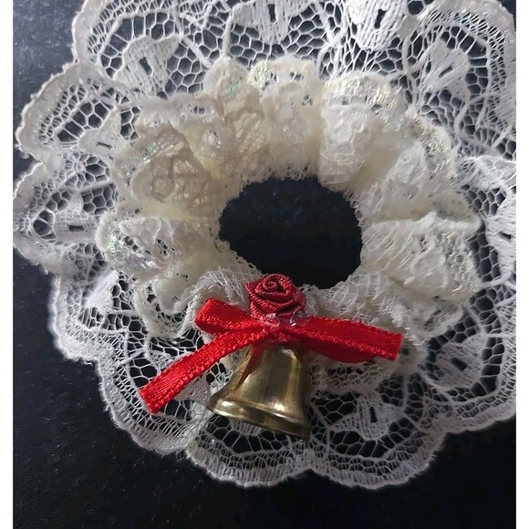 Vintage 1970s? Lace Christmas Tree Ornament Wreath With Tiny Rose, Bow, & Bell - Picture 5 of 6